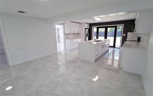 Building Photo - 216 Shadow Way