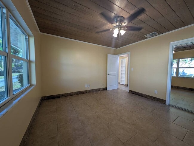 Building Photo - 815 NW River Shores Blvd