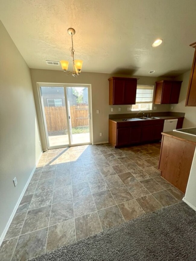 Building Photo - Single level two bedroom home in SE Bend!