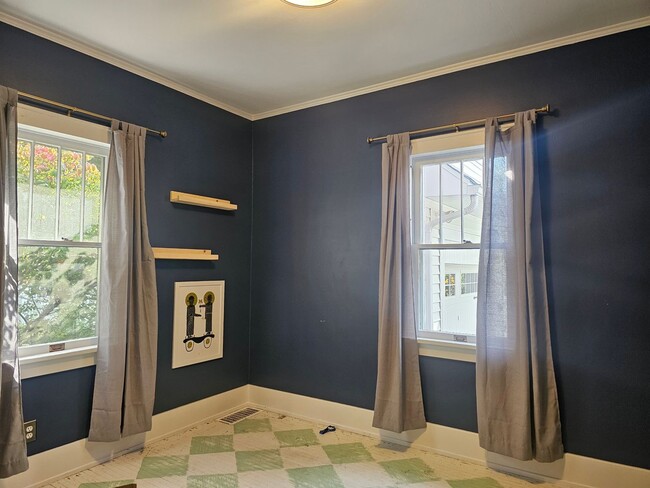 Building Photo - Beautiful West Wooster Street Home