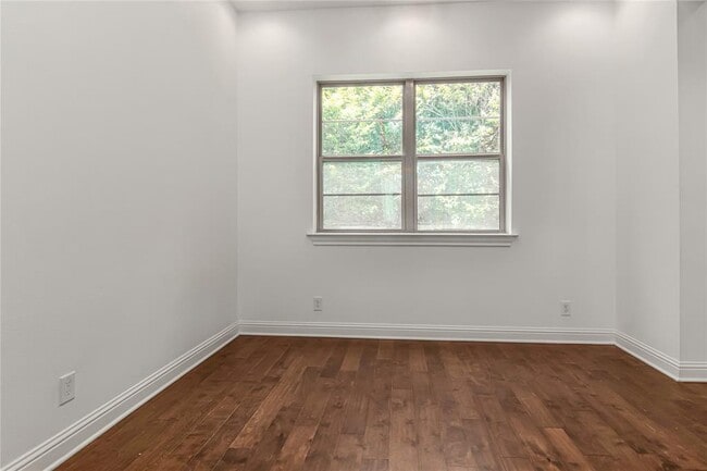 Building Photo - 611 Mazal Ln