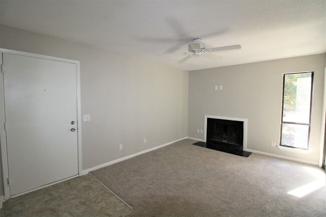 Building Photo - 2 Bedroom Condo In South Park!