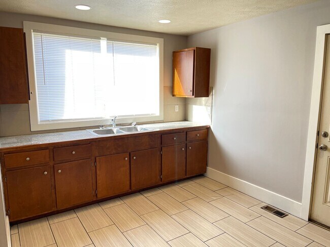 Building Photo - Florence/Minne Lusa 4 bed 2 bath house 160...