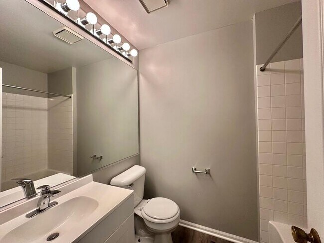 Building Photo - 2 bedroom in Winfield IL 60190
