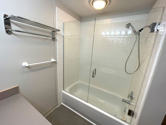 Building Photo - Bright Condo in NW Portland with Washer/Dr...
