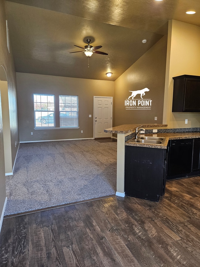 Building Photo - 3bed/2bath home w/bonus room, 2 car garage, fenced yard, and landscaping included.