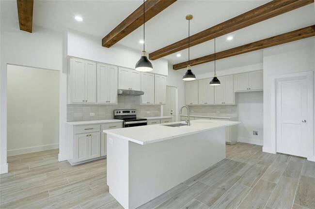 Building Photo - 14 Rhapsody Ln