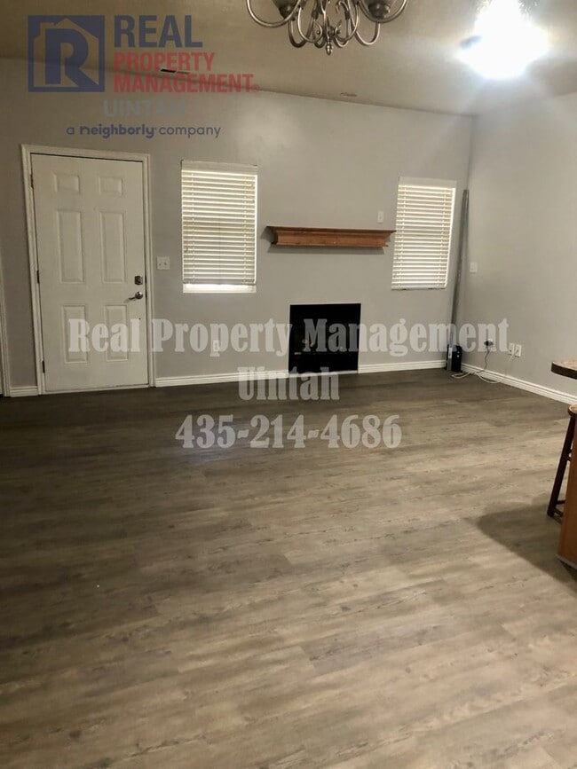 Building Photo - 3 Bed 2.5 Bath Townhome in Split Mountain.
