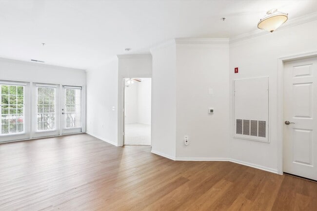 Building Photo - FRESH & READY! 2BD/2BA Next to METRO with ...