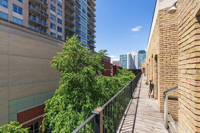 Building Photo - 609 S 9th St