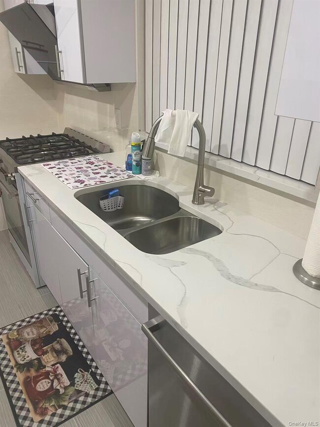 Building Photo - 207-24 28th Ave