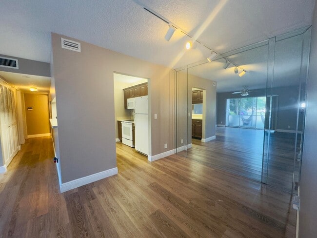 Building Photo - 13771 Oneida Dr