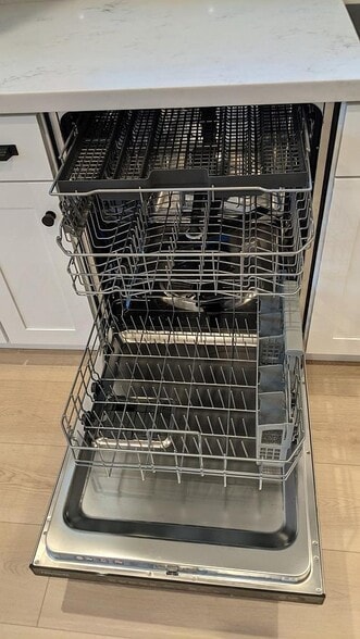 Full Stainless steel dishwasher - 3240 29th Ave W