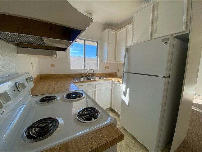 Building Photo - GREAT PB LOCATION! On Site Laundry! Spacious Bedroom!