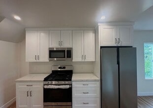 Building Photo - Newly Renovated 2BD/2BA with Garage