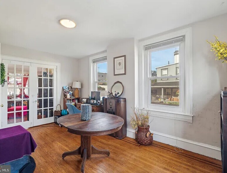 Building Photo - 814 E Hector St