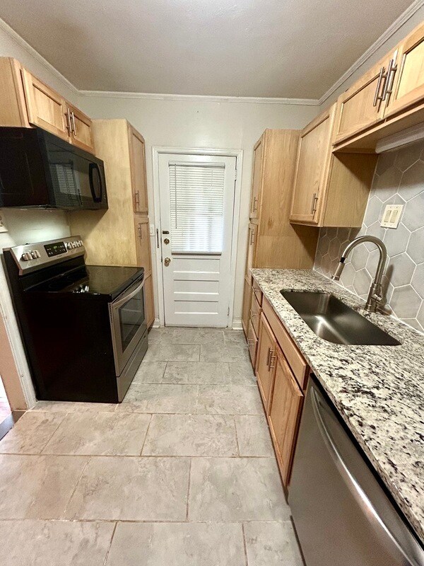 Building Photo - 204 N Laurel Ave