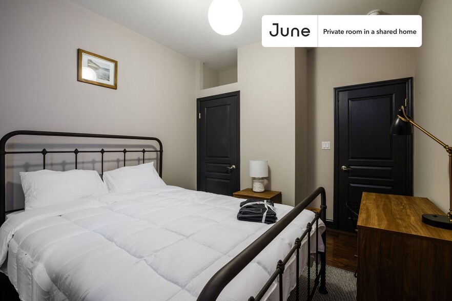 Building Photo - Private bedroom in 4 bed/1 bath Home