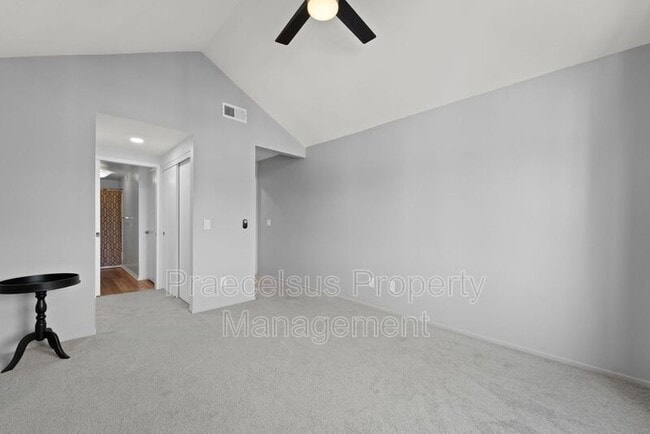 Building Photo - 2035 Lakeridge Cir