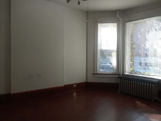 Building Photo - 3545 N Sheffield Ave