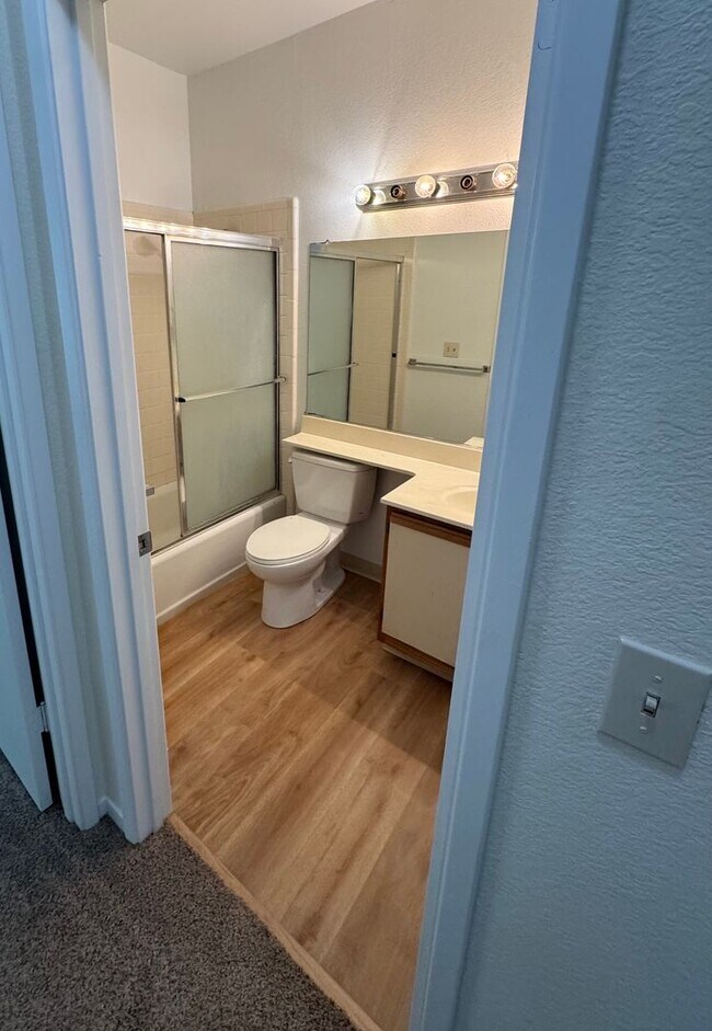 Building Photo - Single Level Lower Condo at Woodside Terrace