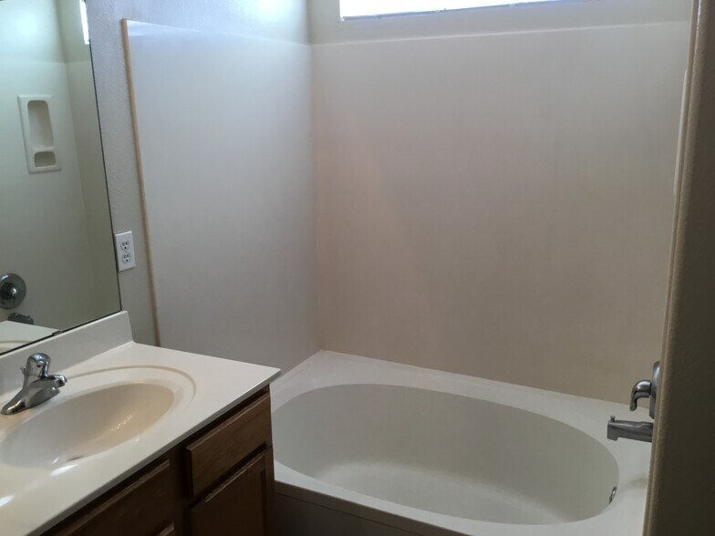 Building Photo - 804 Ocate Meadows Dr NE