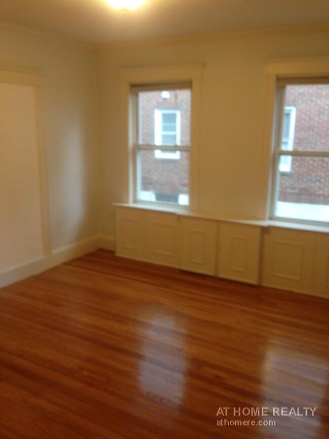 Building Photo - Spacious 4 Bed Right In Chestnut Hill