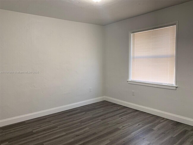 Building Photo - 6290 SW 39th St