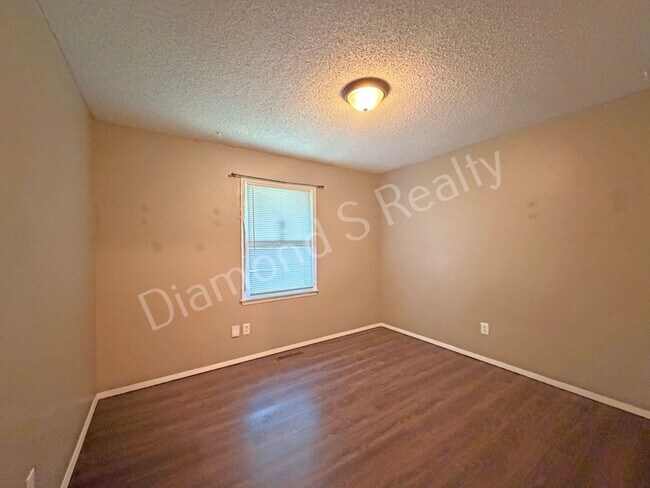 Building Photo - 1006 W Edgewood St