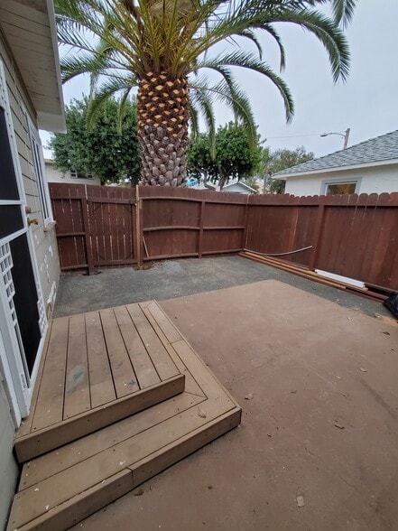 Building Photo - 421 N Ditmar St