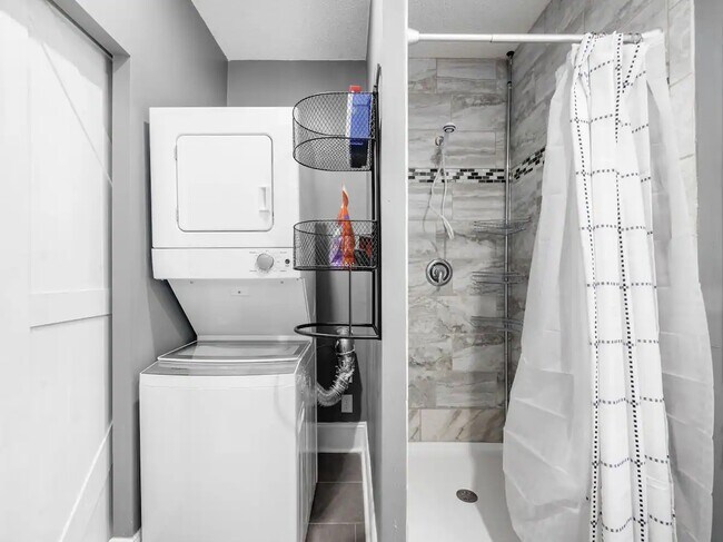 Building Photo - 363 E Gates St