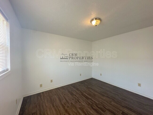 Building Photo - 722 S Lindsay St