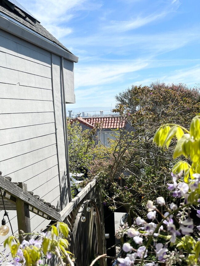 Building Photo - Bernal Heights Garden Cottage - Pet Friendly!