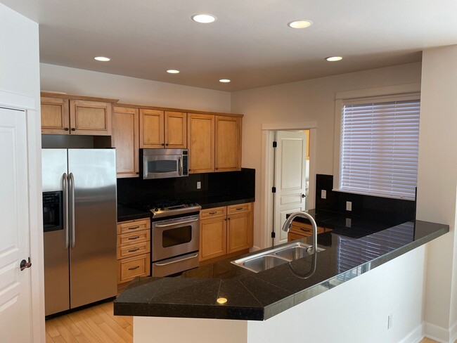 Building Photo - Old Mill Townhome Available 5/5/25