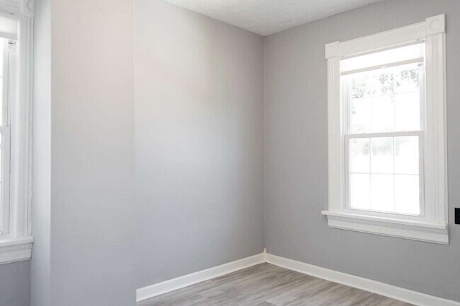 Building Photo - Student Housing Near the University of Dayton – Rent is $750 per bedroom (3 students), total leas...
