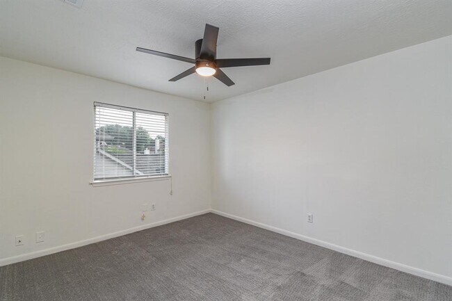 Building Photo - 30611 Country Meadows Dr