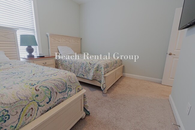 Building Photo - 2402 Via Palma Dr