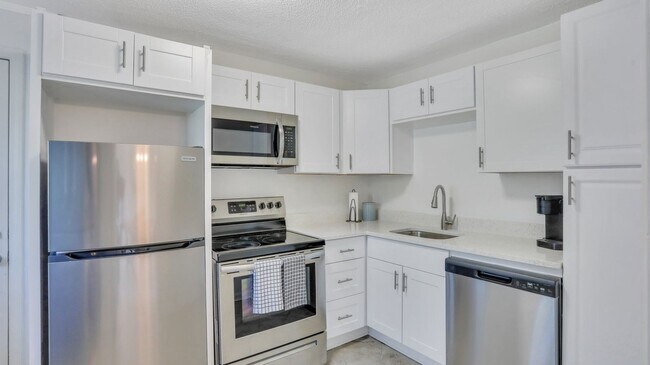 Building Photo - Beautifully renovated Move-in Ready 2bed 1...