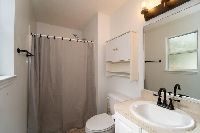 Building Photo - 841 Helen St