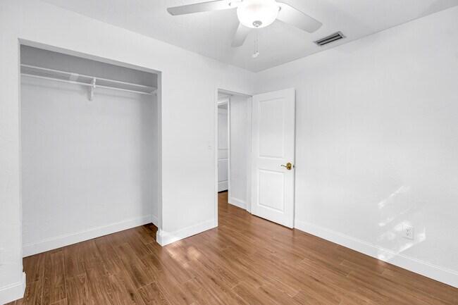 Building Photo - 652 42nd Ave NE