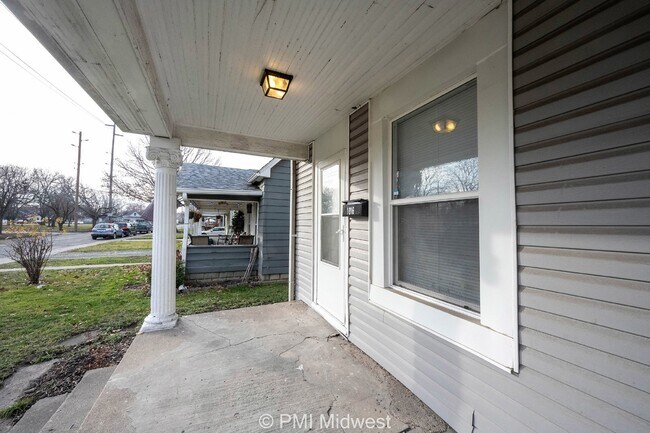 Building Photo - Charming 2-Bedroom Duplex in Indianapolis ...