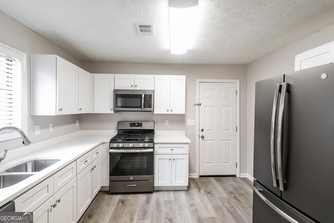 Building Photo - 620 Wayside Dr