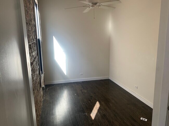 Building Photo - 948 W Armitage Ave