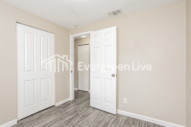 Building Photo - 327 Bonnlyn Dr