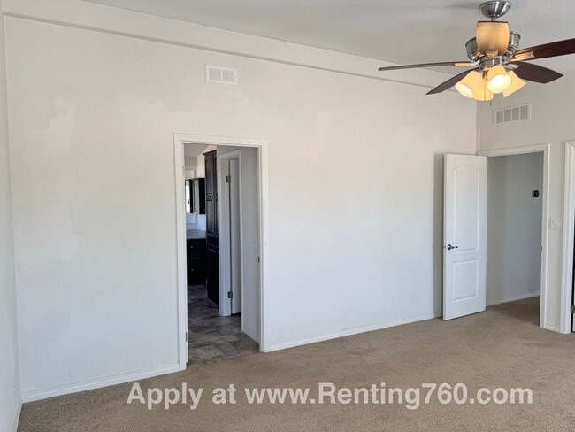 Building Photo - Huge 4 Bedroom Home!!