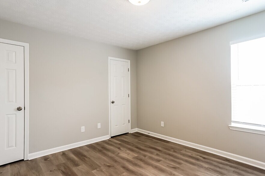 Building Photo - 444 Village Bluff Dr