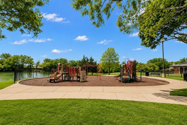 Building Photo - 1426 Ravenwood Dr