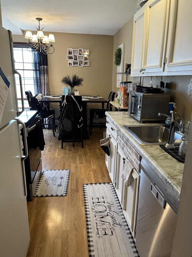 Building Photo - 805 Smetana Rd