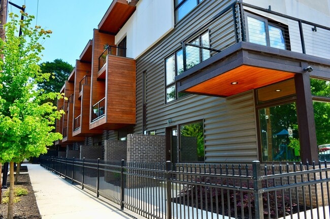 Building Photo - 367 Parkway Dr NE