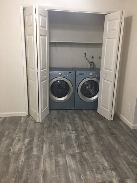 Building Photo - 620 Queen Ave SE